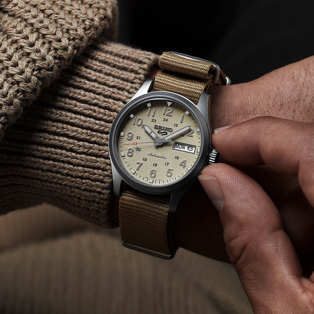 firstclasswatch's tweet image. Inspired by vintage style ⚙️

Seiko&apos;s 5 Sports Field collection exhibits traditional military style. The timepieces are inspired by vintage #Seiko timepieces.

This model is powered by an #automaticmovement with up to 41 hours of power reserve.

Product Code: SRPJ83K1