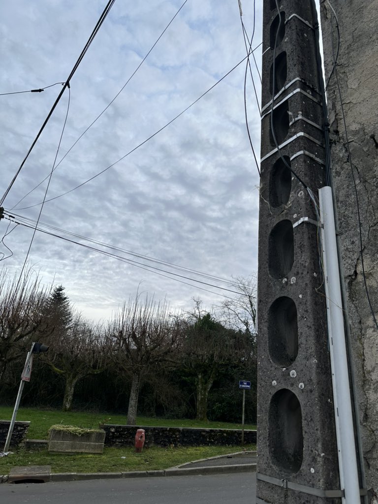 StarkikOne's tweet photo. @Orange_conseil @Orange_France Nous n’avons plus de connexion décente depuis 3 jours car la fibre a été arrachée dans la rue. Quelqu’un compte s’en occuper un jour ? https://t.co/hlh0gRFwAn