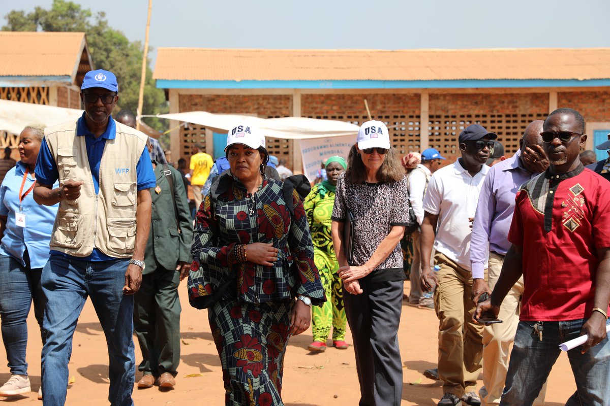 In Bambari 🇨🇫 +1000 vulnerable households including internally displaced and host populations receive monthly food rations in the form of electronic coupons. This type of #FoodAssistance gives more flexibility to beneficiaries & support the local economy. THANK YOU USAID/BHA 🇺🇸