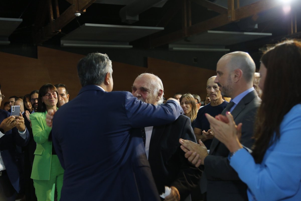 Rolo_Figueroa's tweet photo. Realizamos el lanzamiento del Plan Forestal y de Manejo de Bosques Implantados de la provincia y pudimos reconocer la amplia trayectoria del "ministro" Jorge Lara, en el desarrollo de cada zona productiva del territorio neuquino. https://t.co/MjWsqn5UaP