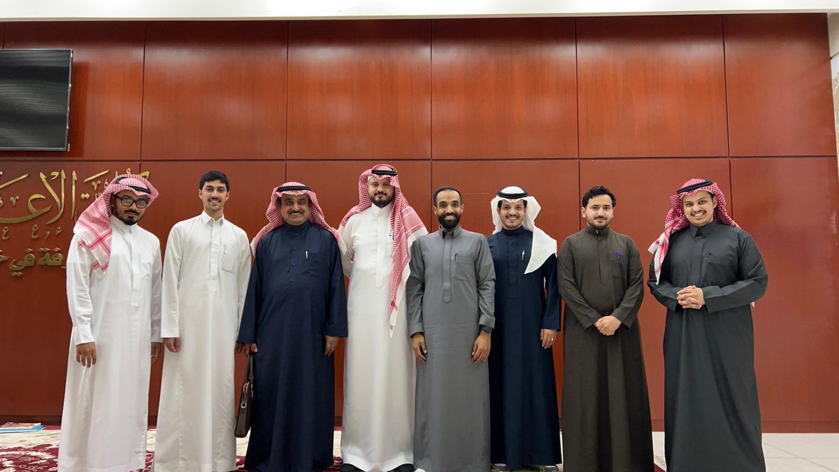 كما هي الحال مع نهاية كل فصل دراسي، أتشرف بأن أضيف إلى رصيدي في ثروة الأخوة والصداقة زملاء جدد أعتز بهم..
قبل قليل اختتمت مقرر منهج البحوث الإعلامية الكمية برفقة الزملاء الأعزاء طلبة مرحلة الماجستير بتخصص الإذاعة والتلفزيون في #كلية_الإعلام_والاتصال بجامعة الإمام محمد بن سعود.