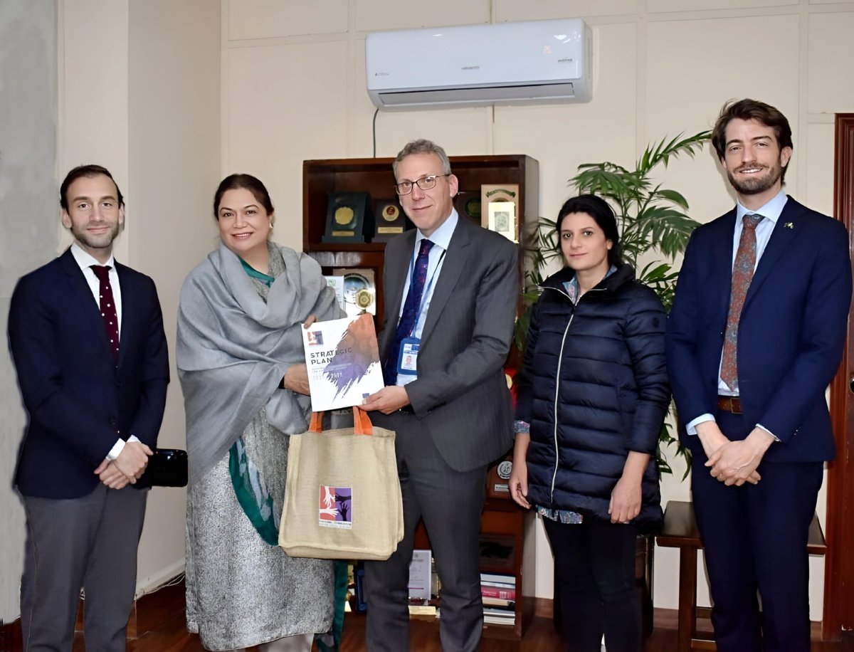 Delegation of the European Union to 🇵🇰, led by 1st Counsellor Jeroen Willems, met with Chairperson NCSW. The visit aimed to strengthen co-op between EU & NCSW to promote equal rights & opportunities for women in 🇵🇰. Views on initiatives & challenges faced by women were exchanged.