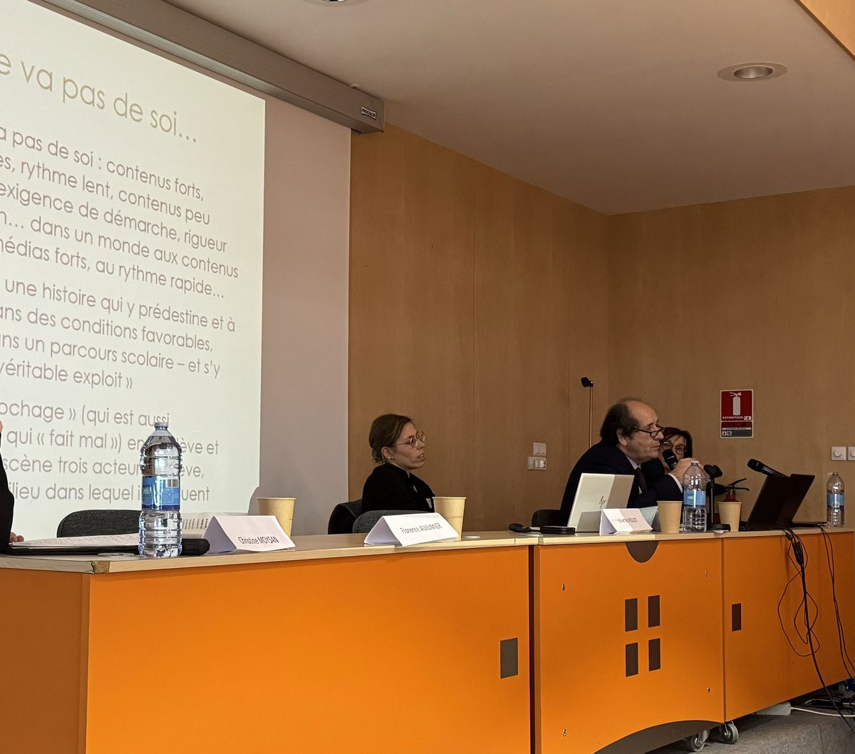 L’accrochage et la persévérance scolaire à l’adolescence, c’est le thème de la journée d’étude @ac_orleanstours 
Structures de Retour à l’Ecole, présentation par Christian Enault devant un public d’experts #psyEn, personnels #MLDS, référents #PSAD, directions #DCIO 
APSYEN