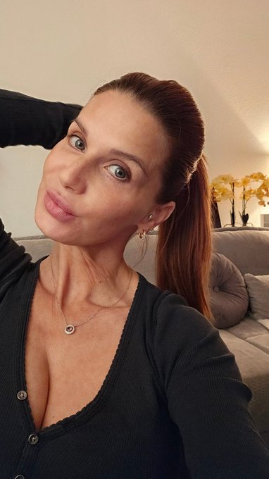 Wer hat Lust auf ein bisschen quatschen?  Ich hab noch ein paar Geschenke 🎁 auszupacken 😘  Jetzt gleich<a href="/tag/friends"class="tags"><span>#friends</span></a><a href="/tag/bikini"class="tags"><span>#bikini</span></a><a href="/tag/beachday"class="tags"><span>#beachday</span></a>