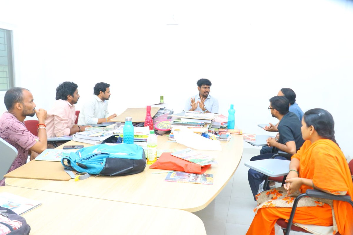 MancherialAclb's tweet photo. చెన్నూర్ మండలంలోని శాఖా గ్రంథాలయాన్ని సందర్శించిన
జిల్లా అదనపు కలెక్టర్ (స్థానిక సంస్థలు), జిల్లా గ్రంథాలయ సంస్థ పర్సనల్ ఇన్చార్జ్ @B_Rahul_IAS గారు. పాఠకులకు, పోటీ పరీక్షలకు సన్నద్ధమయ్యే అభ్యర్థులకు అవసరమైన పుస్తకాలు-1/2
@TelanganaCMO https://t.co/7kRZtD8yOo