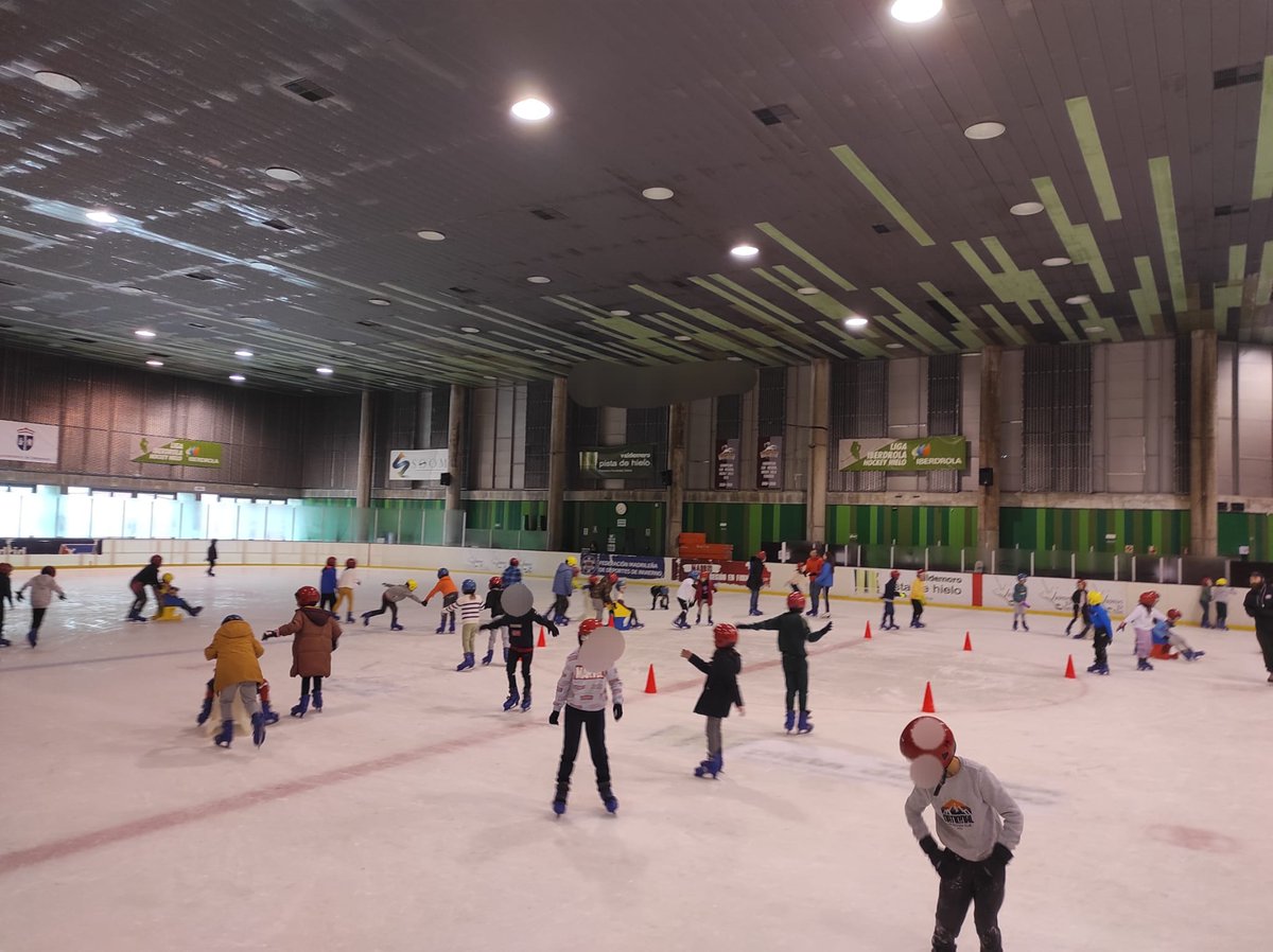 CEIP_VFerrer's tweet photo. Hoy ha tocado el turno a 3° de primaria del @CEIP_VFerrer ir a patinar a la pista de hielo. Una actividad de ciclo deportiva y especial donde lo han pasado fenomenal. https://t.co/1dAXC49F2c