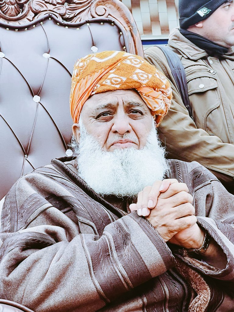 مولانا صاحب نے اس دفعہ بہت سوں کے ارمانوں پر پانی پھیر دیا ہے..
#ایوان_نہیں_میدان