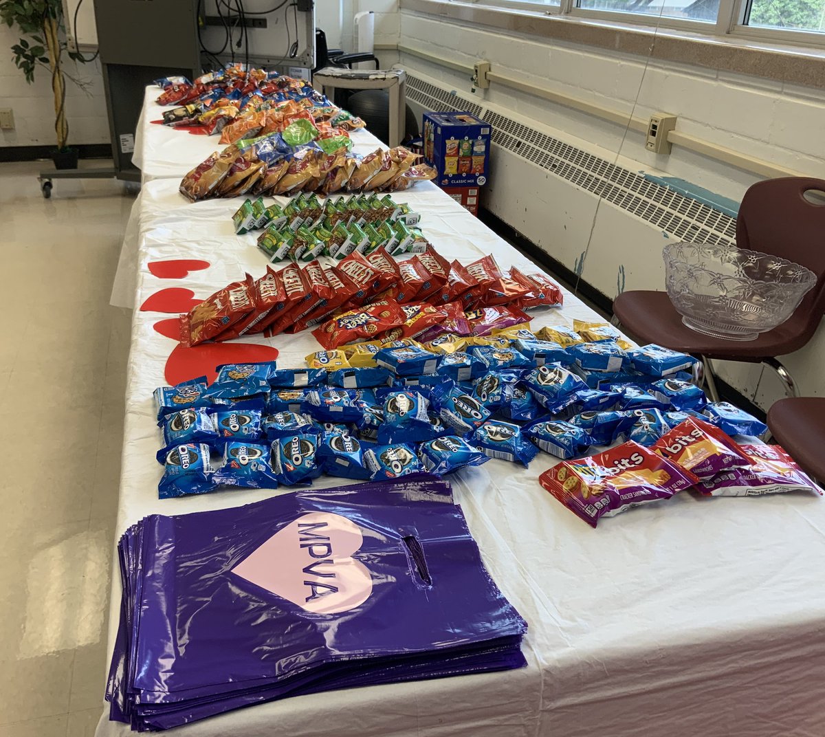 Snack time just got a whole lot sweeter, all thanks to our incredible @MeyerlandMS PTO! 🍭❤️ The love we feel is real, and delicious! 😋 #SnackBarLove #Grateful