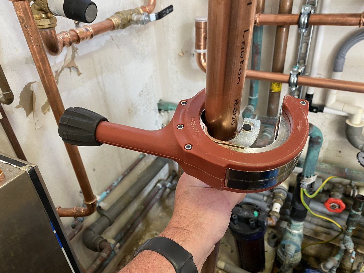 Nerrad_Tools's tweet image. The adjustable ratchet action copper tube cutter has a built-in foldable reamer for removing burrs from pipework after cutting

#tools #plumbing #toolsforlife