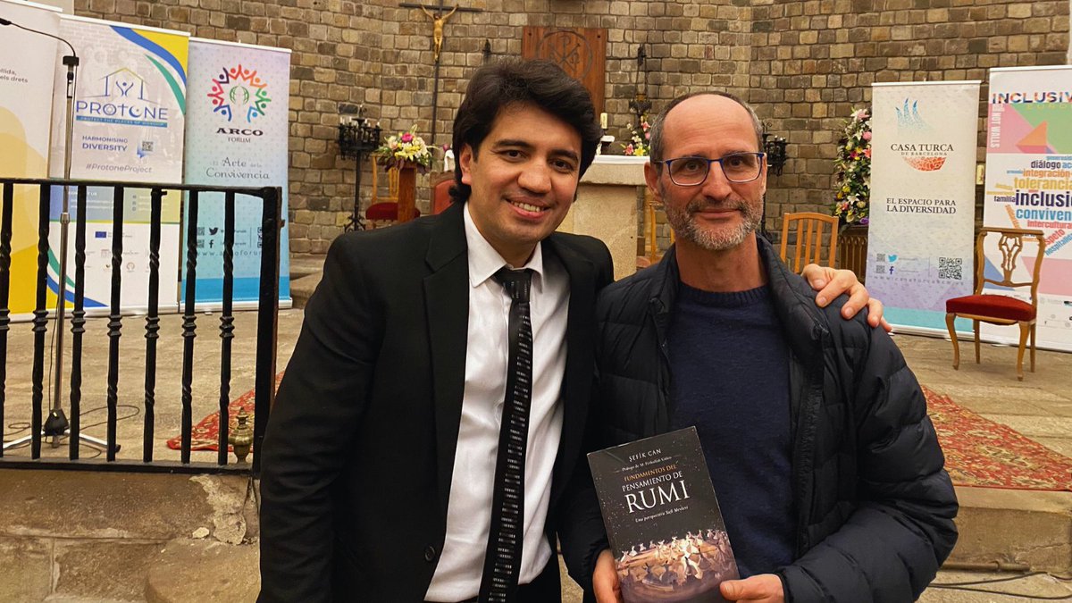 ArcoForum's tweet image. Tras el acto, el Director Ejecutivo de @ArcoForum tuvo el honor de obsequiar a Pau Vidal con el libro &quot;Fundamentos del pensamiento de Rumi: Una Perspectiva Sufi Mevlevi&quot; de Şefik Can, con prólogo de Fethullah Gülen.    
¡Gracias a todos!  
#ArmoníaInterconfesional #ProtoneProject