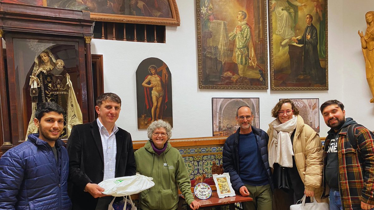 ArcoForum's tweet image. Tras el acto, el Director Ejecutivo de @ArcoForum tuvo el honor de obsequiar a Pau Vidal con el libro &quot;Fundamentos del pensamiento de Rumi: Una Perspectiva Sufi Mevlevi&quot; de Şefik Can, con prólogo de Fethullah Gülen.    
¡Gracias a todos!  
#ArmoníaInterconfesional #ProtoneProject