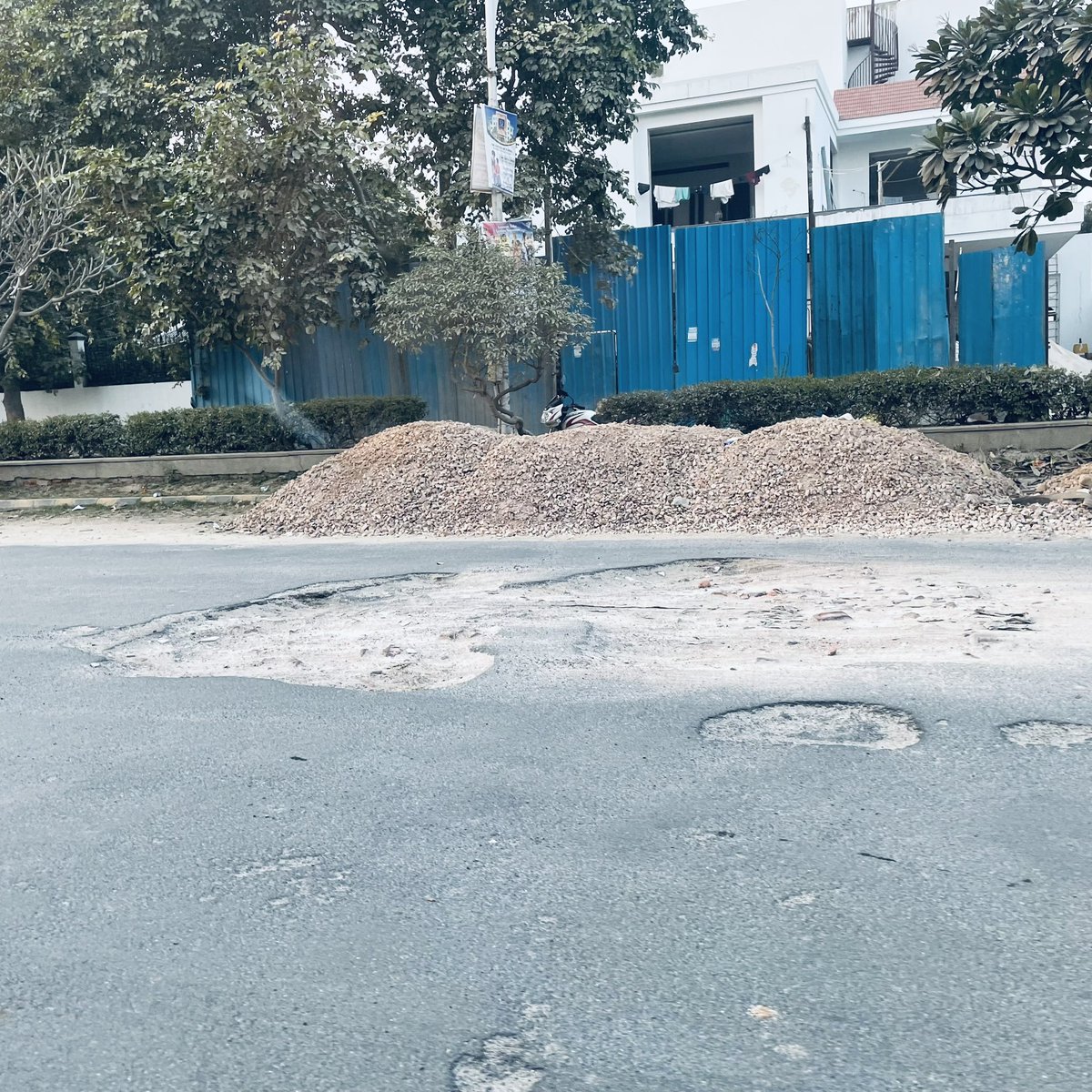 Rajat21Agarwal's tweet photo. @DC_Gurugram @nishantyadavIAS @cmohry @diprogurugram1 @DiprHaryana @gurgaonpolice @TrafficGGM सड़क में गड्ढे यह गड्ढे में सड़क।। पता नहीं #sector57 #gurgaon https://t.co/Y7jHUN75Dd