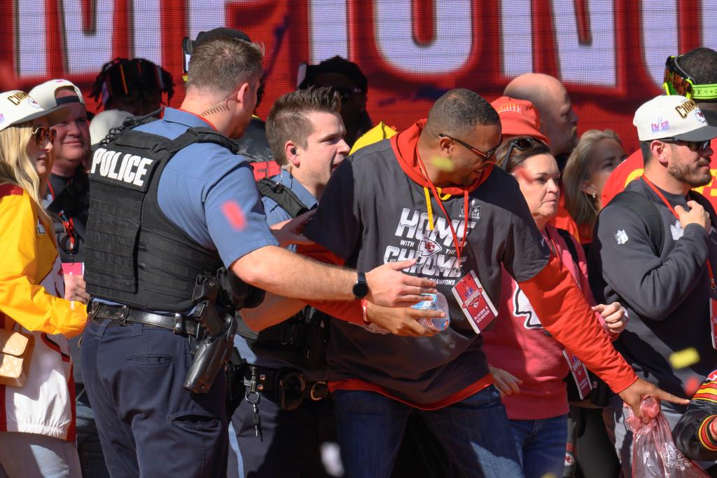 nypost's tweet photo. Deadly Kansas City parade shooting stemmed from personal dispute, wasn’t a terrorist attack: cops https://t.co/d5EXNFibKz https://t.co/Pk7xha4QB3