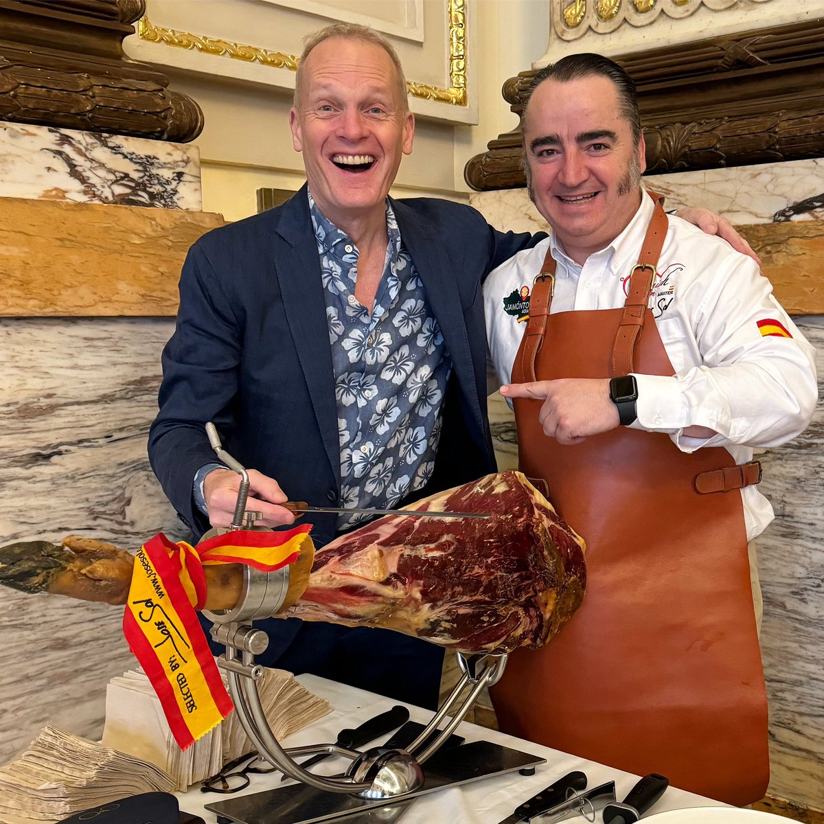 Share our Jamón is always a pleasure but it’s even better when you can do with the legendary wine master <a href="/timatkin/">Tim Atkin</a> 
Muchas gracias!!!
#bestofrioja #jamoniberico #Hospitality