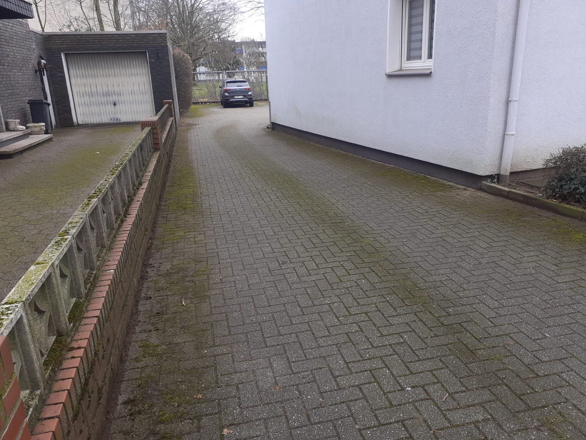 MNAllround's tweet photo. 🍂➡️🌿 Frühjahrsputz im Großformat! M.Nischk Allround Worker hat wieder zugeschlagen – diesmal haben wir einen Hof und eine Grünanlage von Dreck und Laub befreit.💫🚀
#Frühjahrsputz #Hofreinigung #Grünanlagenpflege #Sauberkeit #Nachhaltigkeit #Außenbereich #verwandlung https://t.co/FDFGzKUAOi