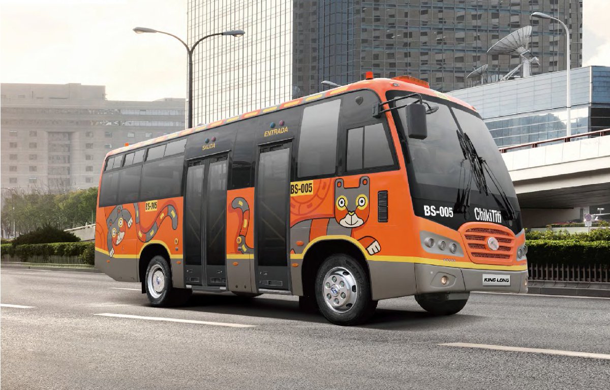 Transporte Público 9m.
Diseñado conforme al cliente, puertas de entrada y salida en medio del bus. En cada puerta una luz roja y verde, indican cuando entrar y salir. Adentro, el colector tiene silla, caja de seguridad y micrófono, torniquete giratorio para el control de acceso.