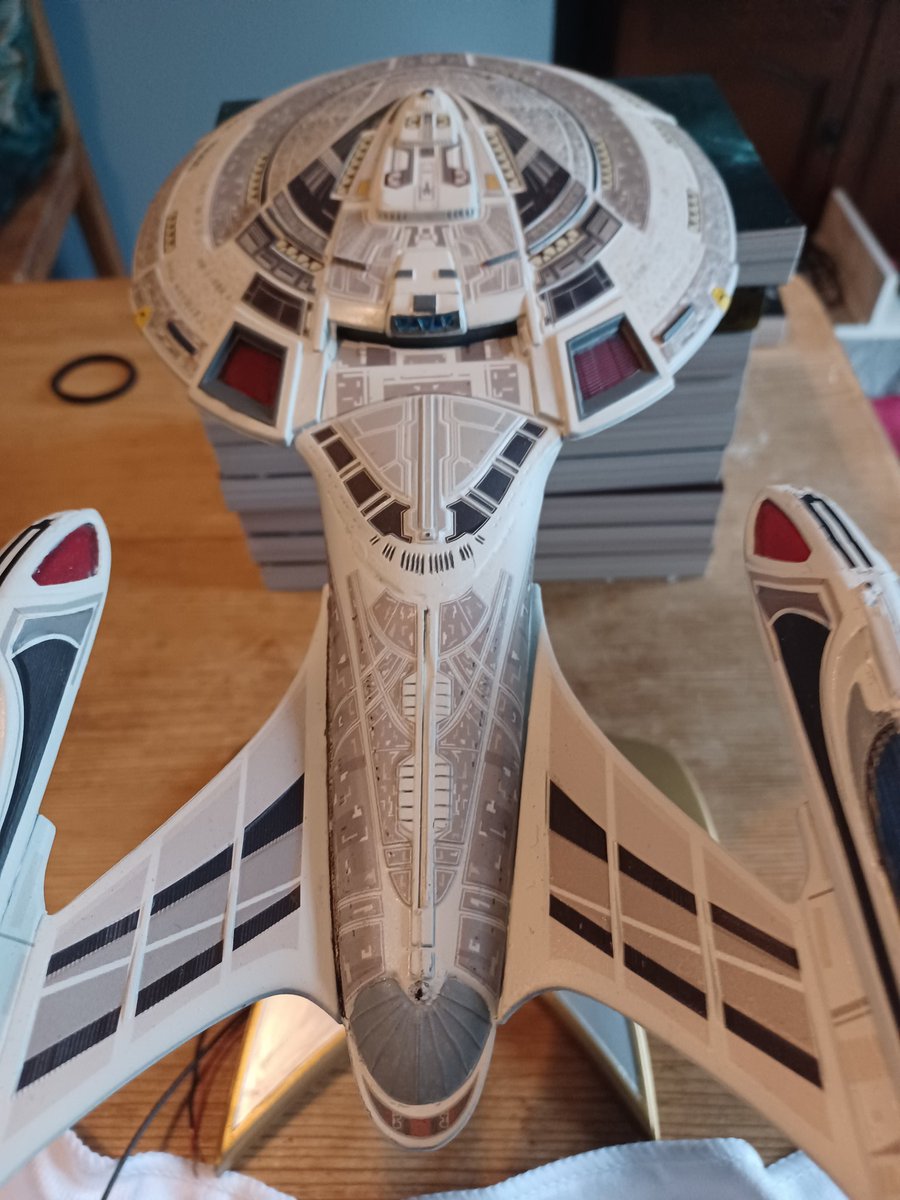 darryl_fenix's tweet photo. Never used epoxy before so fingers crossed it holds fast and the whole ship doesn't tip tip forward forever. #startrek #starship https://t.co/fgqMxUWnMi