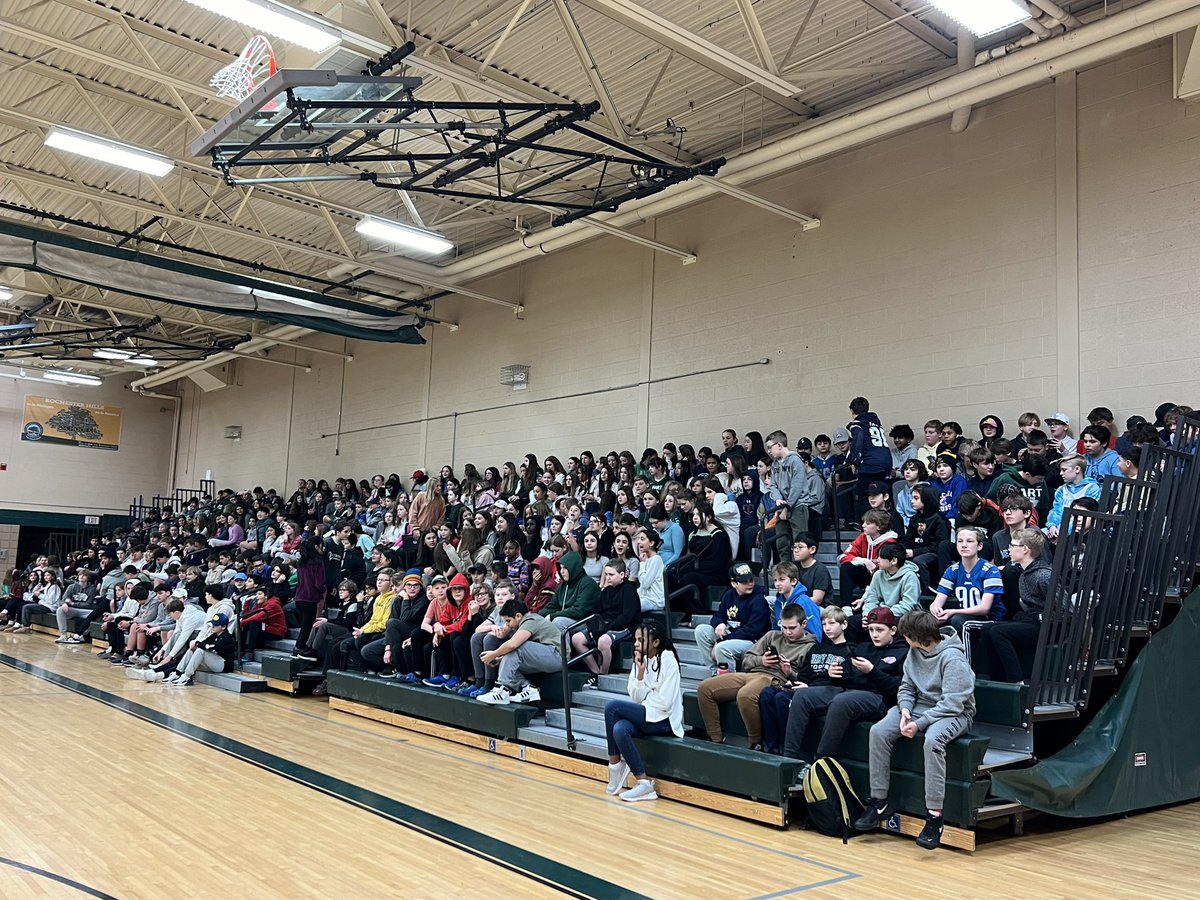 Hart Track and Field Meeting this morning delivered athletes with the packet of information about the entire season! #LeadWithHart <a href="/RCSHartMS/">RCS Hart MS</a>