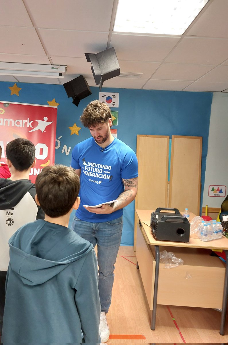 CEIP_VFerrer's tweet photo. En el @CEIP_VFerrer hemos tenido la visita del campeón del mundo de snowboard Lucas Eguibar, gracias a nuestra empresa de comedor @Aramark
Ha enseñado al alumnado de 4° y 5° EP lo importante que es hacer deporte y lo fundamental que es el esfuerzo, la alimentación y el descanso https://t.co/DzEBudFzuu