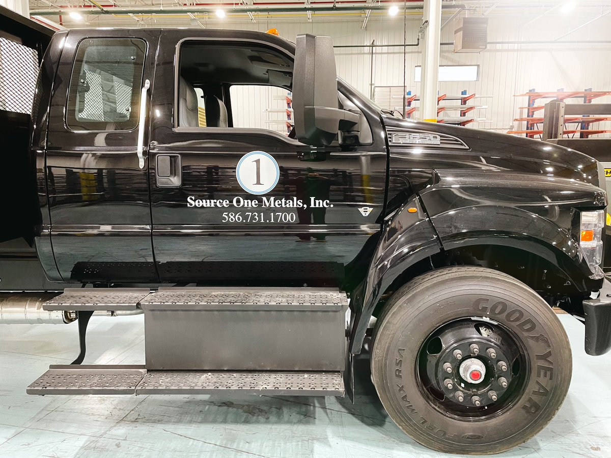 🚙 Transform ur ride in2 a rolling advertisement! W/ Vehicle Graphics, showcase ur business wherever u drive. Here’s a recent install on a beast of a truck 4 Source 1 Metals. (🚨Disclaimer: not recommended for reckless drivers or aspiring bank robbers….just saying) #cardecals