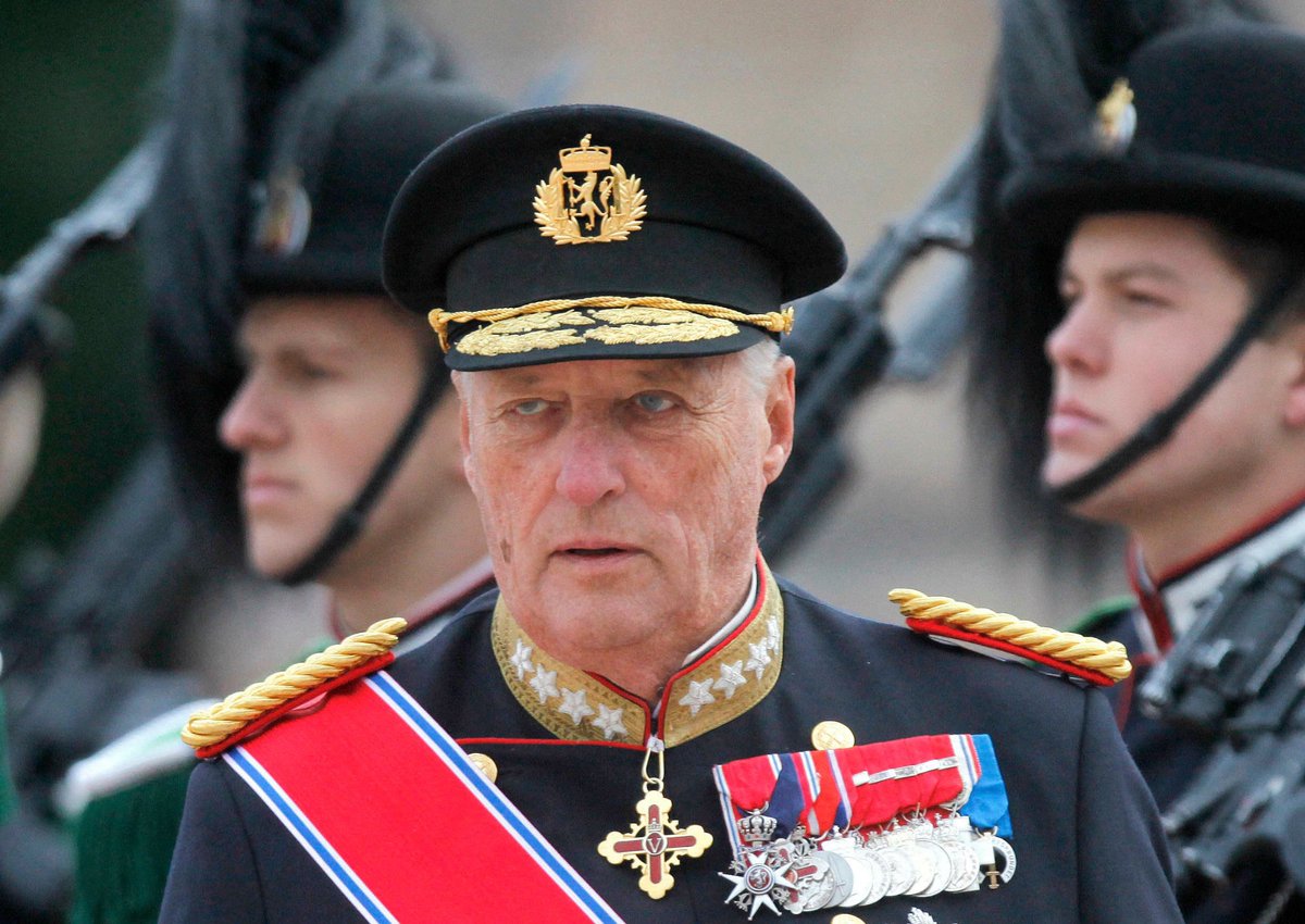 CerfiaFR's tweet photo. 🇫🇷👑 INSOLITE | Gabriel #Attal serait un cousin éloigné de #CharlesIII, du roi Harald V de Norvège, et du roi Felipe VI d’Espagne. Il faut remonter 4 siècles pour y trouver ces liens. https://t.co/WMJskKDbfM