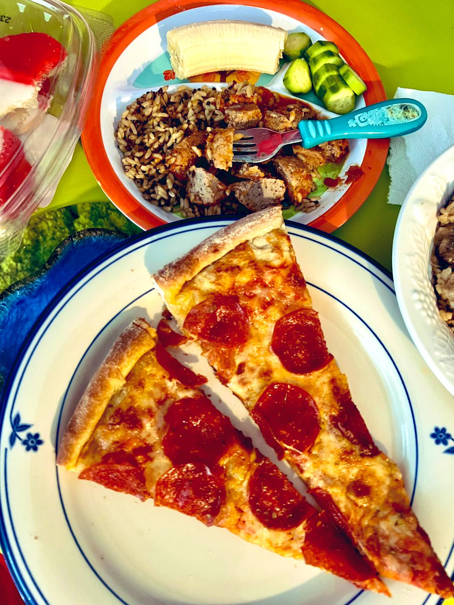LeighTobes's tweet photo. 🍝Some of today’s #lunch menu selections: @TheItalianStore pizza🍕/ meatballs or chicken Marsala o/quinoa & brown rice, banana🍌,Roots, #Babybel ⭕️circle cheese🧀, cucumber🥒, goldfish, #valentines cookies… #kidfood💘😋😘🙏Thank God for Westover @ARLnowDOTcom #TheItalianStore🇮🇹 https://t.co/qGhD25Xeu8