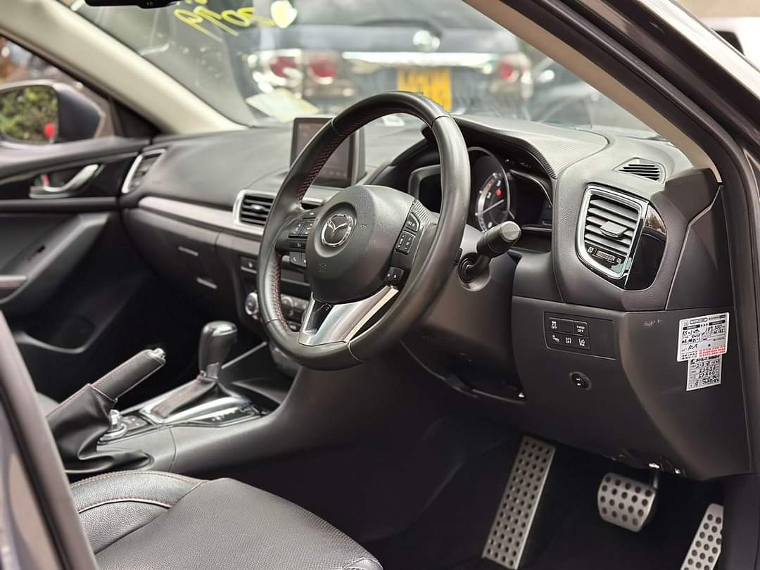 Ikifika ni looks nothing can beat a Mazda,hii 2016 Axela iko na deal 2.2M✅️ full leather interior, electric heated seats, bose sound system, Sunroof, 2200cc Diesel, 6speed automatic,idling stop, blindspot monitoring, adaptive cruise control, reversing camera
 ☎️0717515472