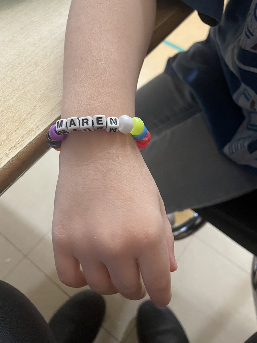 MariePierStJac1's tweet photo. Nous travaillons à construire notre prénom avec des magnifiques bracelets. #maternelle #eecstemarie https://t.co/1jRLj6b5rv