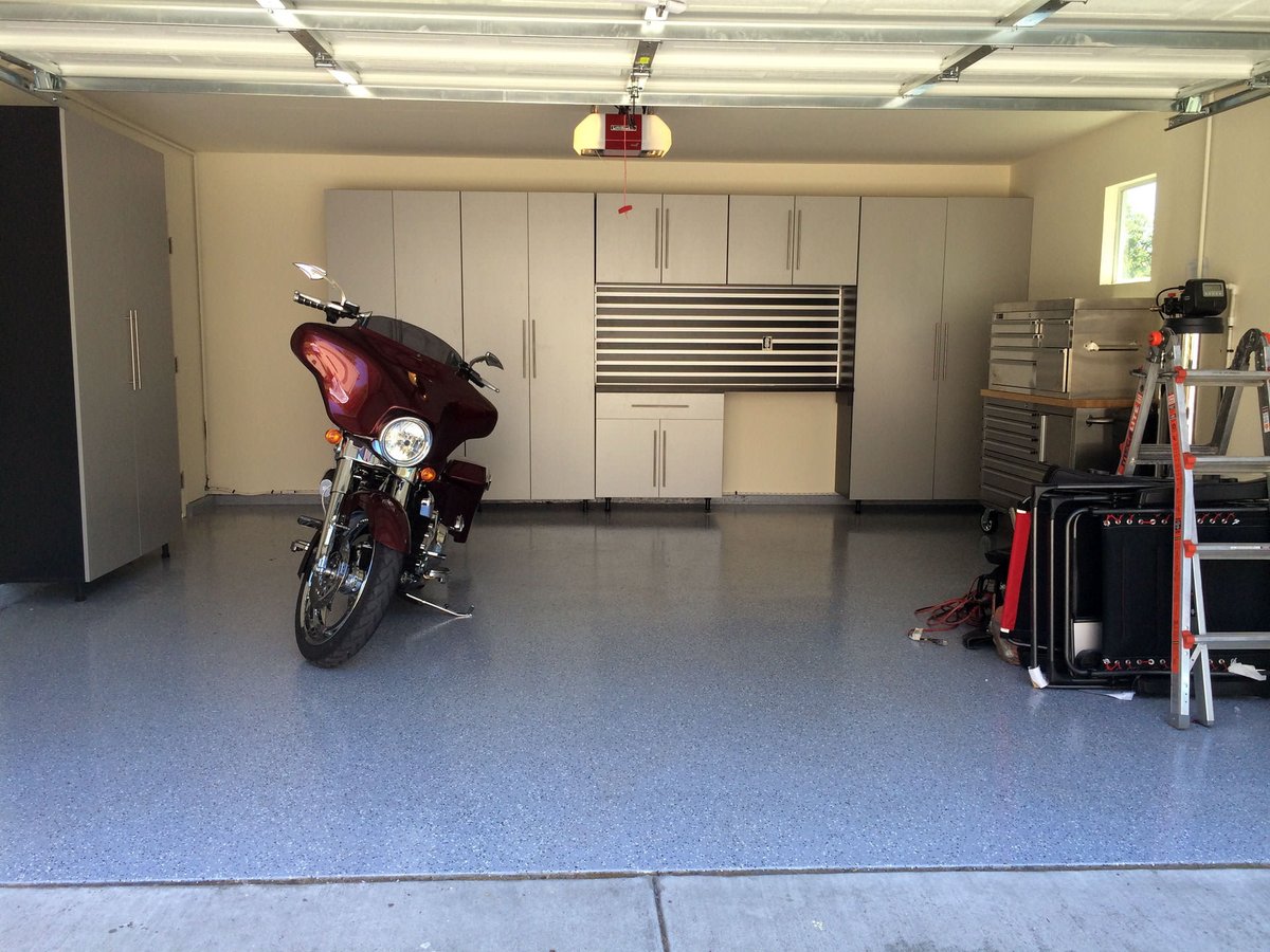 EpoxyWest's tweet photo. Garage floors look better in winter when they are coated with epoxy floorings! Add a slip-resistant finish to make your floor safer in wet weather. We can https://t.co/KdhpbbN12E