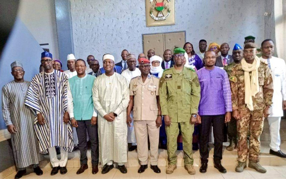 NIGER_CNSP's tweet photo. 📌Le retrait de l’AES de la CEDEAO est « irrévocable »

Réunis à Ouaga ce Jeudi 15 Février 2024, les ministres du #Mali, du #Niger et du #Burkina ont affirmé leur détermination.

La CEDEAO s'est éloignée de ses objectifs originels et est devenue une organisation de "désintégration".

Ils dénoncent les "sanctions illégales" et les "ingérences extérieures" subies.

L'AES veut créer une confédération pour une véritable intégration africaine, sans diktat ni menaces.

Les 3 pays restent unis et droits dans leurs bottes. Ni leçons, ni intimidations ne les feront fléchir !

L'AES construit un nouvel avenir pour le Sahel.