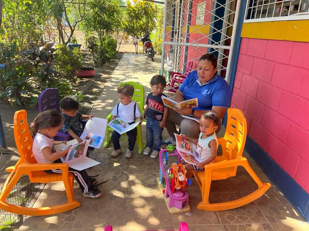 #Quezalguaque|| Ah pasitos lentos pero seguro avanzan ninos y niñas del  🏫Centro de Desarrollo infantil pasitos de esperanza en Lectura📖 de cuentos infantiles.

#GRUN #Nicaragua