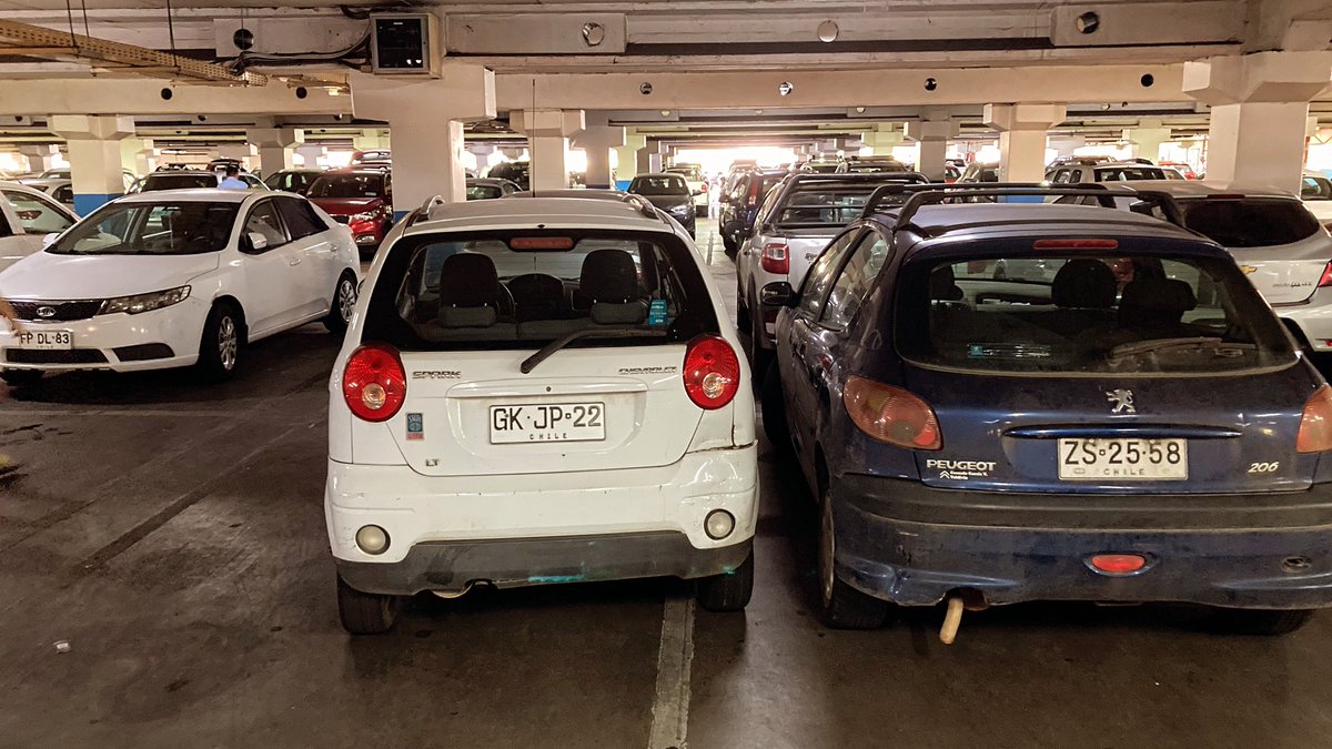 tranbersal's tweet photo. ‘ta maire! Menos mal que anda en un spark no más… a la hora que es una silverado no entra en ese “pequeño” espacio #el14fueayer #juntitos #debocambiardeaftershave #parkinglessons #14deFebrero #Valdiviacl https://t.co/elwx2CItkF
