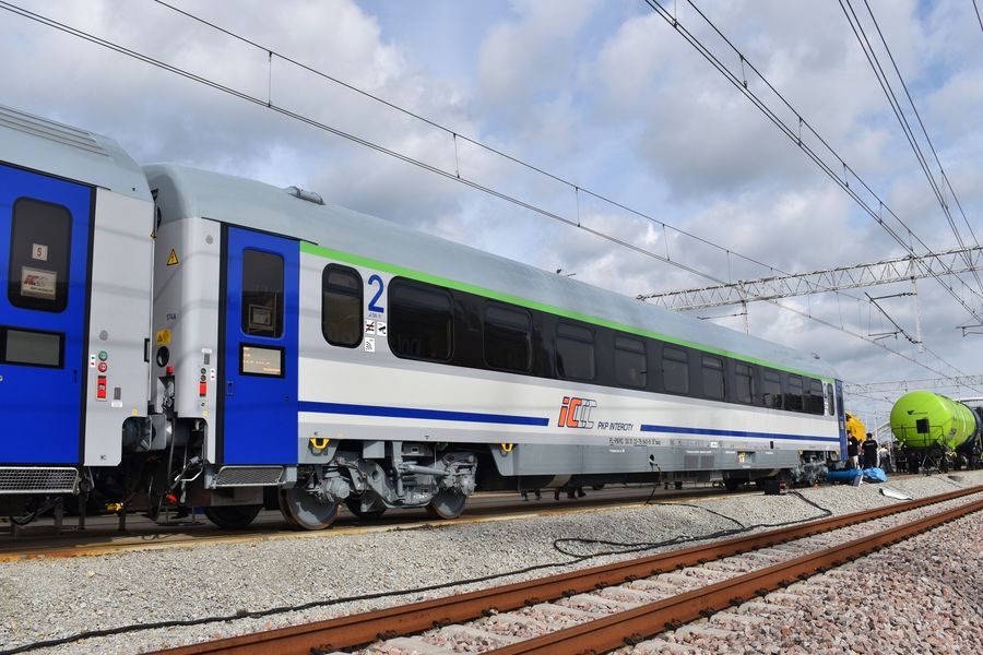 baza_wagonow's tweet photo. 🆕 55 wagonów #174A_10 już w parku taborowym PKP Intercity.
❌ Jedynym wagonem, który został odrzucony po weryfikacji w FPS to wagon #111Ah 50 51 20-78 687-4. Wagon wystawiony na sprzedaż złomowy (w zastępstwie 50 51 20-78 692-4) 🛠️
Fot. Bartłomiej Jasiński 📸 https://t.co/CVqAs7sr0g
