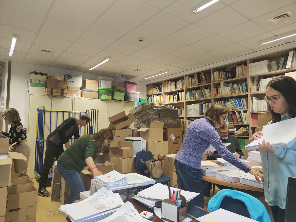 Preparando el material del Canguro matemático para enviar a los centros, convocado por la <a href="/fespm_es/">FESPM</a>