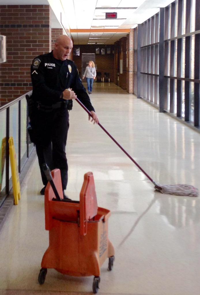 Today is #SROAppreciationDay - a day to recognize our awesome team of six school resource officers @HilliardSchools who play a pivotal role in school safety while building relationships (and lending a hand with whatever🧹). 🎥Throwback to this fun video: youtube.com/watch?v=rAkXaN…