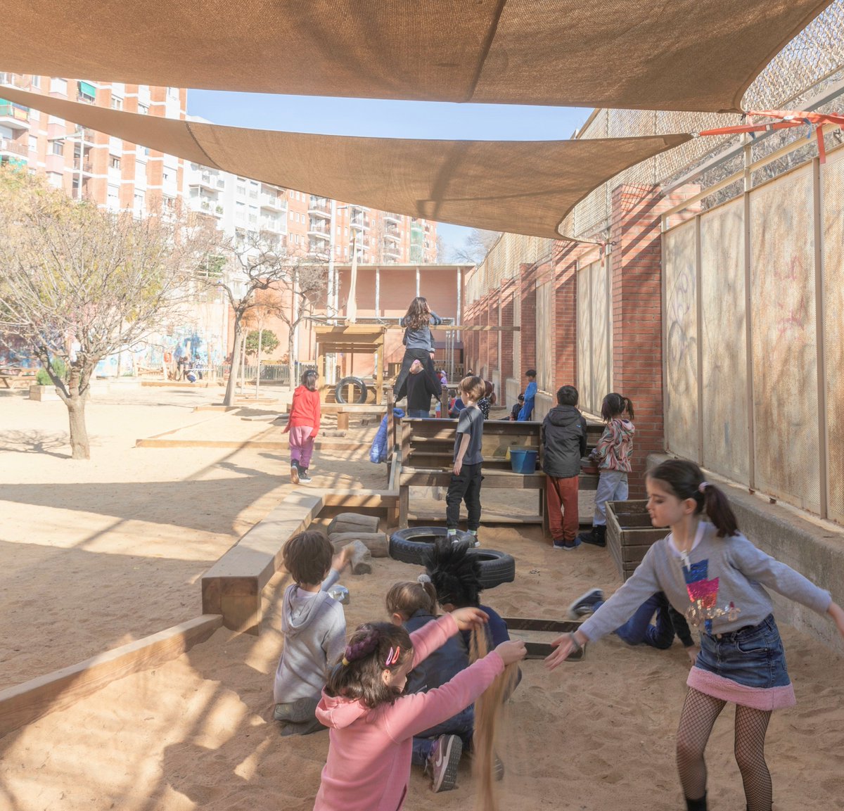 consorciedubcn's tweet photo. 🏫🌿 L'@EscRambletaclot és un dels centres educatius de la ciutat que ha transformat el seu pati amb el programa #Transformemelspatis per fer-lo més coeducatiu, més verd i més inclusiu.
✨Ha estat el resultat d'un procés de cocreació dels infants i la comunitat educativa. https://t.co/TctgmPoVJS