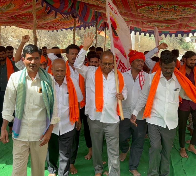 dvg4569's tweet photo. బంజారాల ఆరాధ్య దైవం శ్రీ సంత్ సేవాలాల్ మహారాజ్ జయంతి సందర్భంగా 124 డివిజన్ కార్పొరేటర్ శ్రీ దొడ్ల వెంకటేష్ గౌడ్ గారు బంజారా యువ నాయకులతో కలిసి పీజేఆర్ నగర్లో  సేవాలాల్ చిత్రపటానికి పూలమాల వేసి నివాళులు అర్పించడం జరిగింది.
@GandhiArekapudi @DrRanjithReddy @KTRTRS @krishanKTRS https://t.co/6cip6r03wo