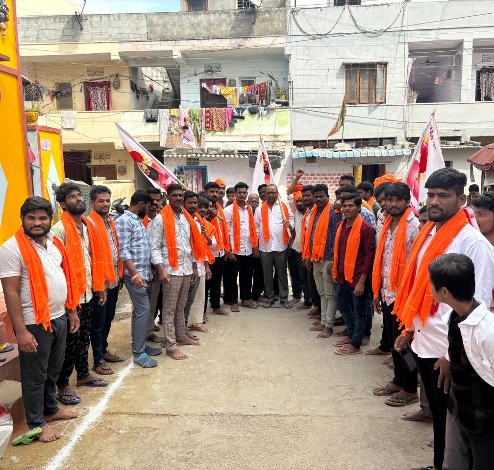 dvg4569's tweet photo. బంజారాల ఆరాధ్య దైవం శ్రీ సంత్ సేవాలాల్ మహారాజ్ జయంతి సందర్భంగా 124 డివిజన్ కార్పొరేటర్ శ్రీ దొడ్ల వెంకటేష్ గౌడ్ గారు బంజారా యువ నాయకులతో కలిసి పీజేఆర్ నగర్లో  సేవాలాల్ చిత్రపటానికి పూలమాల వేసి నివాళులు అర్పించడం జరిగింది.
@GandhiArekapudi @DrRanjithReddy @KTRTRS @krishanKTRS https://t.co/6cip6r03wo