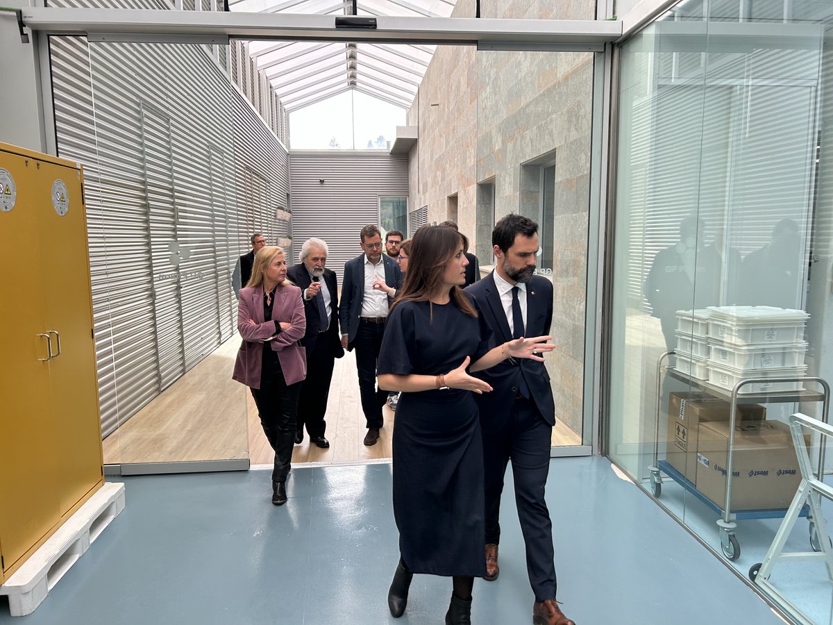 📸 El #conseller <a href="/rogertorrent/">Roger Torrent i Ramió 🎗</a> i el #director <a href="/oalcoba/">Oriol Alcoba</a> han visitat avui #BCNPeptides, un altre exemple de projecte de futur en l'àmbit de les ciències de la salut. 

🔬La farmacèutica és una de les beneficiàries dels ajuts del <a href="/govern/">Govern de Catalunya</a> per a noves inversions industrials.