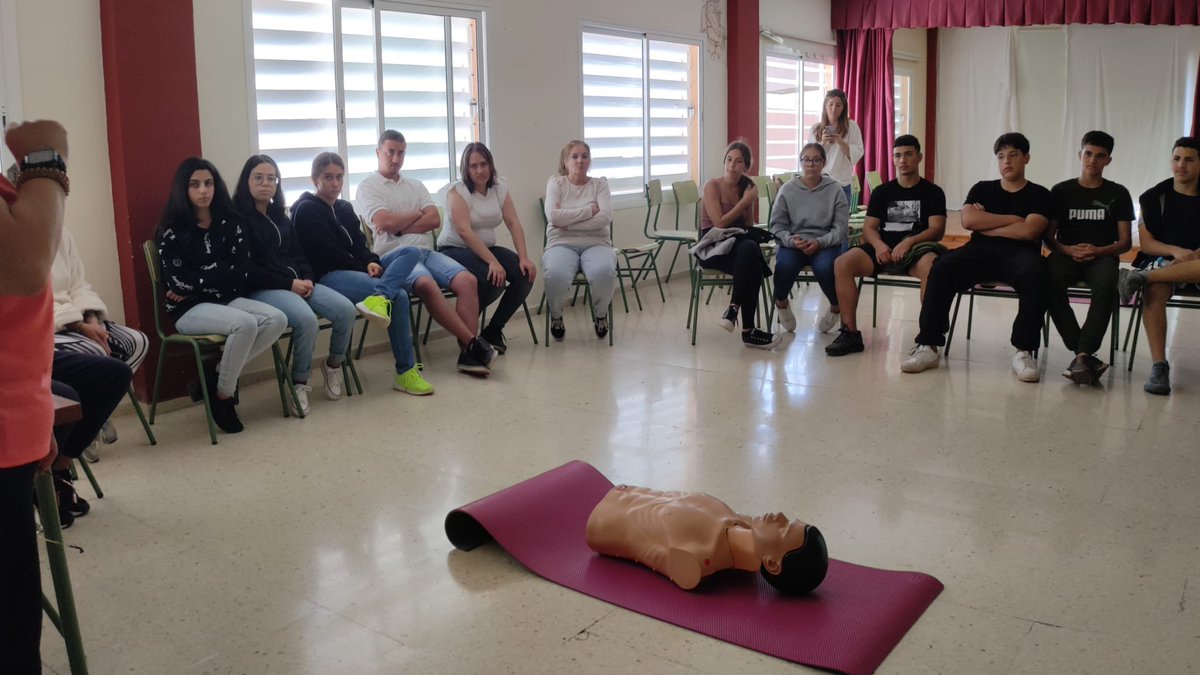 IESLomoH's tweet photo. El alumnado de #AulaEnclave, #PFPA y #PFB participó en un taller de #primerosauxilios dirigido por la docente María Jesús. Aprendieron técnicas vitales como la maniobra de Heimlich y la reanimación cardiopulmonar (#RCP).
@EducacionCan @Ayun_Telde @educaciongob @GranCanariaJven https://t.co/DoPYTL3MnY