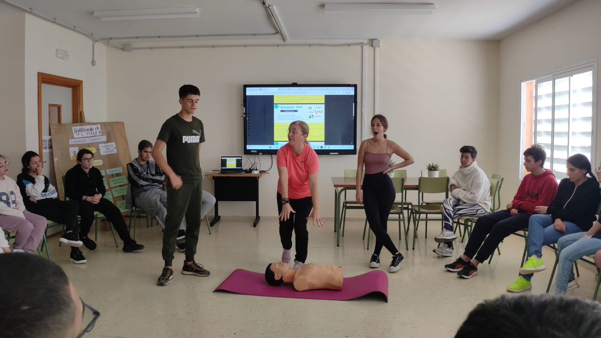 IESLomoH's tweet photo. El alumnado de #AulaEnclave, #PFPA y #PFB participó en un taller de #primerosauxilios dirigido por la docente María Jesús. Aprendieron técnicas vitales como la maniobra de Heimlich y la reanimación cardiopulmonar (#RCP).
@EducacionCan @Ayun_Telde @educaciongob @GranCanariaJven https://t.co/DoPYTL3MnY