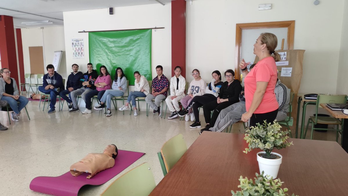 IESLomoH's tweet photo. El alumnado de #AulaEnclave, #PFPA y #PFB participó en un taller de #primerosauxilios dirigido por la docente María Jesús. Aprendieron técnicas vitales como la maniobra de Heimlich y la reanimación cardiopulmonar (#RCP).
@EducacionCan @Ayun_Telde @educaciongob @GranCanariaJven https://t.co/DoPYTL3MnY