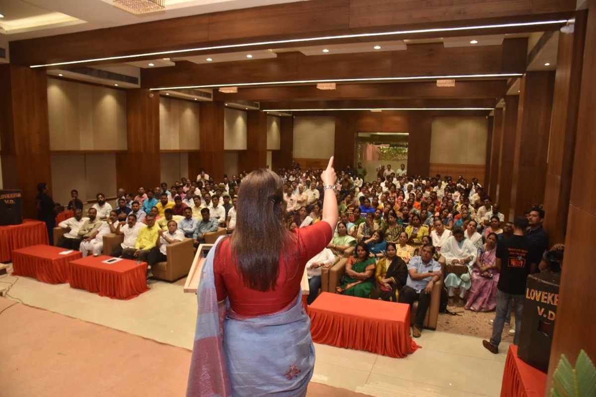 Poonam Pramod Mahajan (@poonam_mahajan) on Twitter photo उत्तर मध्य मुंबई जिल्हा भाजपाची ‘धन्यवाद देवेंद्रजी’ या कार्यक्रमाच्या पुर्व तयारीसाठी आयोजित आढावा बैठकीत आमदार, मुंबई भाजपा अध्यक्ष श्री <a href="/ShelarAshish/">Adv. Ashish Shelar - ॲड. आशिष शेलार</a> जी, जिल्हा प्रभारी, आमदार श्री <a href="/Sunilrane_bjp/">Sunil Rane (Modi Ka Parivar)</a> जी व आमदार श्री <a href="/parag_alavani/">parag alavani</a> जी यांच्या समवेत संवाद साधला. उत्तर मध्य मुंबई जिल्हा भाजपाची ‘धन्यवाद देवेंद्रजी’ या कार्यक्रमाच्या पुर्व तयारीसाठी आयोजित आढावा बैठकीत आमदार, मुंबई भाजपा अध्यक्ष श्री <a href="/ShelarAshish/">Adv. Ashish Shelar - ॲड. आशिष शेलार</a> जी, जिल्हा प्रभारी, आमदार श्री <a href="/Sunilrane_bjp/">Sunil Rane (Modi Ka Parivar)</a> जी व आमदार श्री <a href="/parag_alavani/">parag alavani</a> जी यांच्या समवेत संवाद साधला.