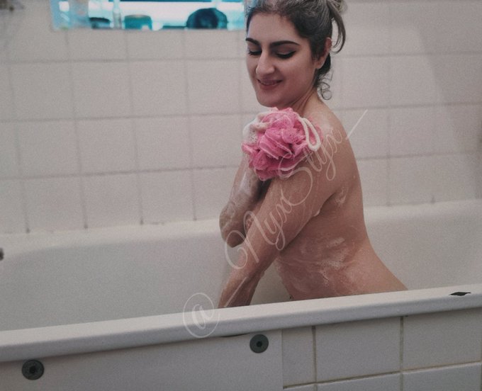 Parfois on aurait besoin d'aide pour le dos... 😌 https://t.co/9LZn5fVrAd<a href="/tag/tittytuesday"class="tags"><span>#tittytuesday</span></a><a href="/tag/vendrediseins"class="tags"><span>#vendrediseins</span></a>