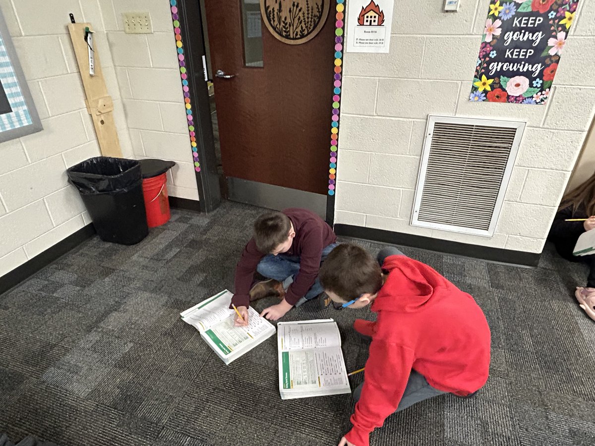 CdaleClovers's tweet photo. These 5th graders are working hard on understanding verb tenses in Mrs. Branigan's class! Great things are happening at CMS!!
#LearnersTodayLeadersTomorrow
#SuccessforEveryone https://t.co/4GFcx6JyG5