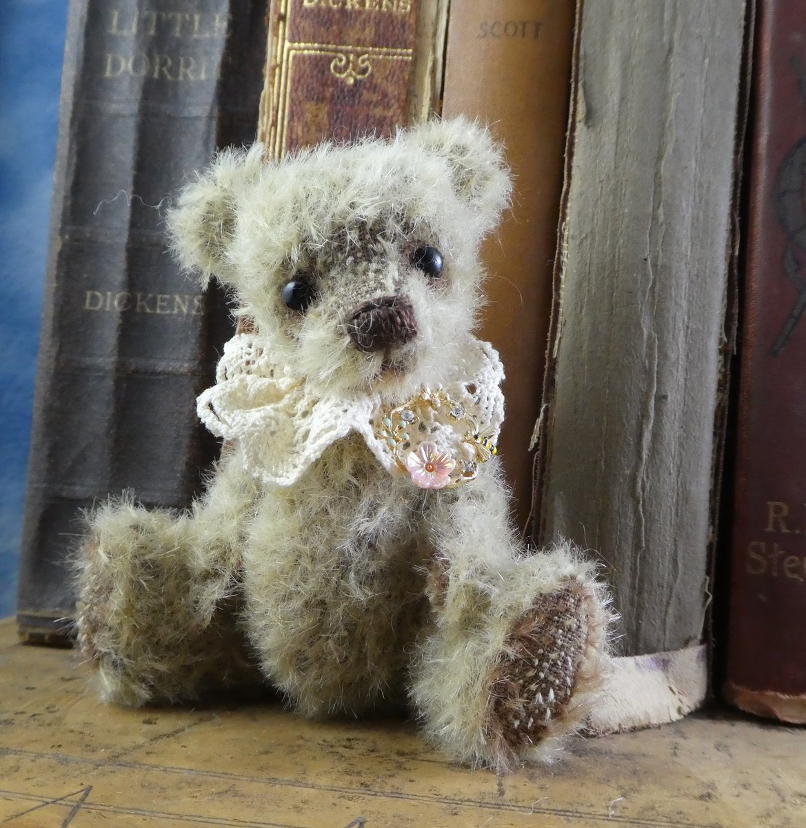 Meet today's make, sweet little One of a Kind Artist Bear Tabitha🤎 #BramberBears Please share as it's been a bleak old week 😩 bramberbears.etsy.com/uk/listing/166…