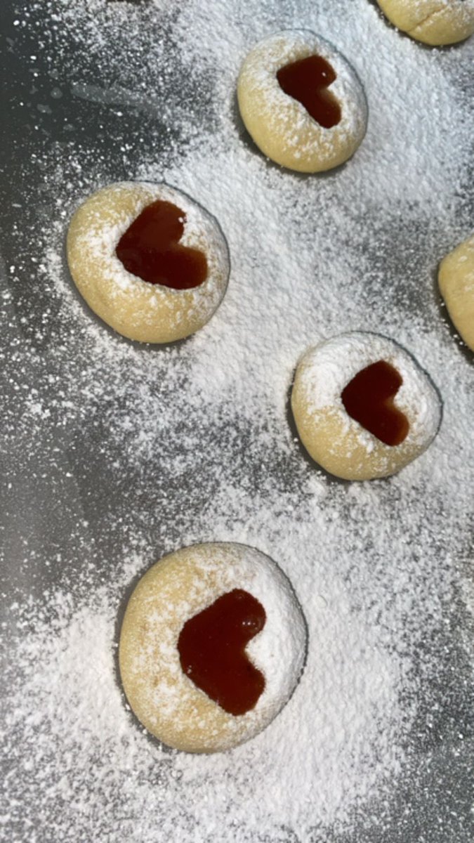 _CurlyColors_'s tweet photo. Baking💗✨
Tenia que enseñarles las galletitas que hice por Valentine's Day, me quedaron demasiado lindas y super buenas! https://t.co/vc5T5So1QW