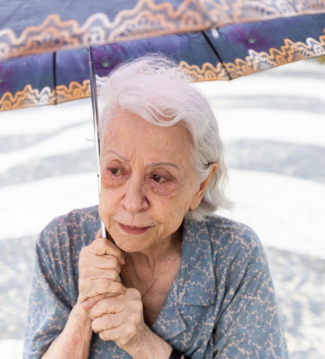updatecultura's tweet photo. OSCAR IS COMING! Fernanda Montenegro em nova imagem do filme "Vitória". 

Baseado em uma história real, o longa conta a história de uma senhora de 80 anos que, sozinha, desmantelou um esquema de tráfico de drogas em Copacabana. https://t.co/rxwtVSaJaP