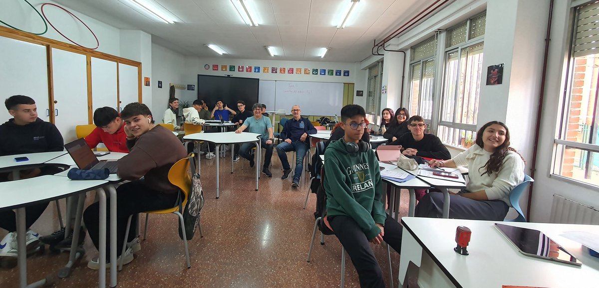 antonio_guirao's tweet photo. Hoy ha visitado nuestra Aula de Emprendimiento del @Iesryc Sébastien Moreau, coordinador ERASMUS del Lycée Jean Lurçat de Orleans (Francia). Hemos compartido experiencias y buscado sinergias para colaborar en futuros proyectos. https://t.co/KV3nxfbziI