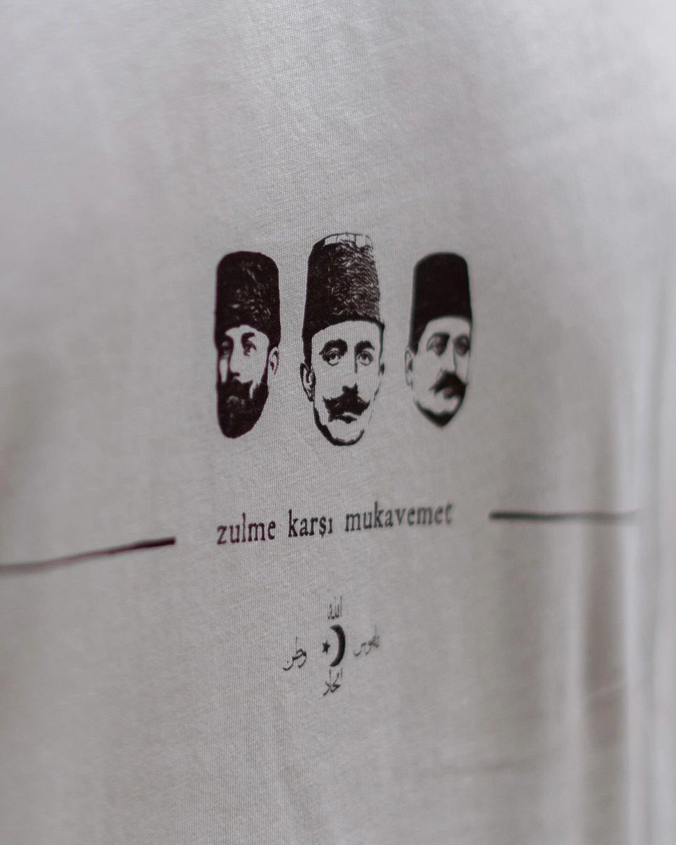 Tilki_Shop's tweet photo. 📣 ÇEKİLİŞ 🎁

Bu tweeti RT edip hesabımızı takip eden 3 kişiye "İttihat ve Terakki - Üç Paşalar" baskılı  oversize tişört hediye ediyoruz!

Giyilebilir Tarih: 🔗https://t.co/GqrycyHUnp https://t.co/qameqv751u
